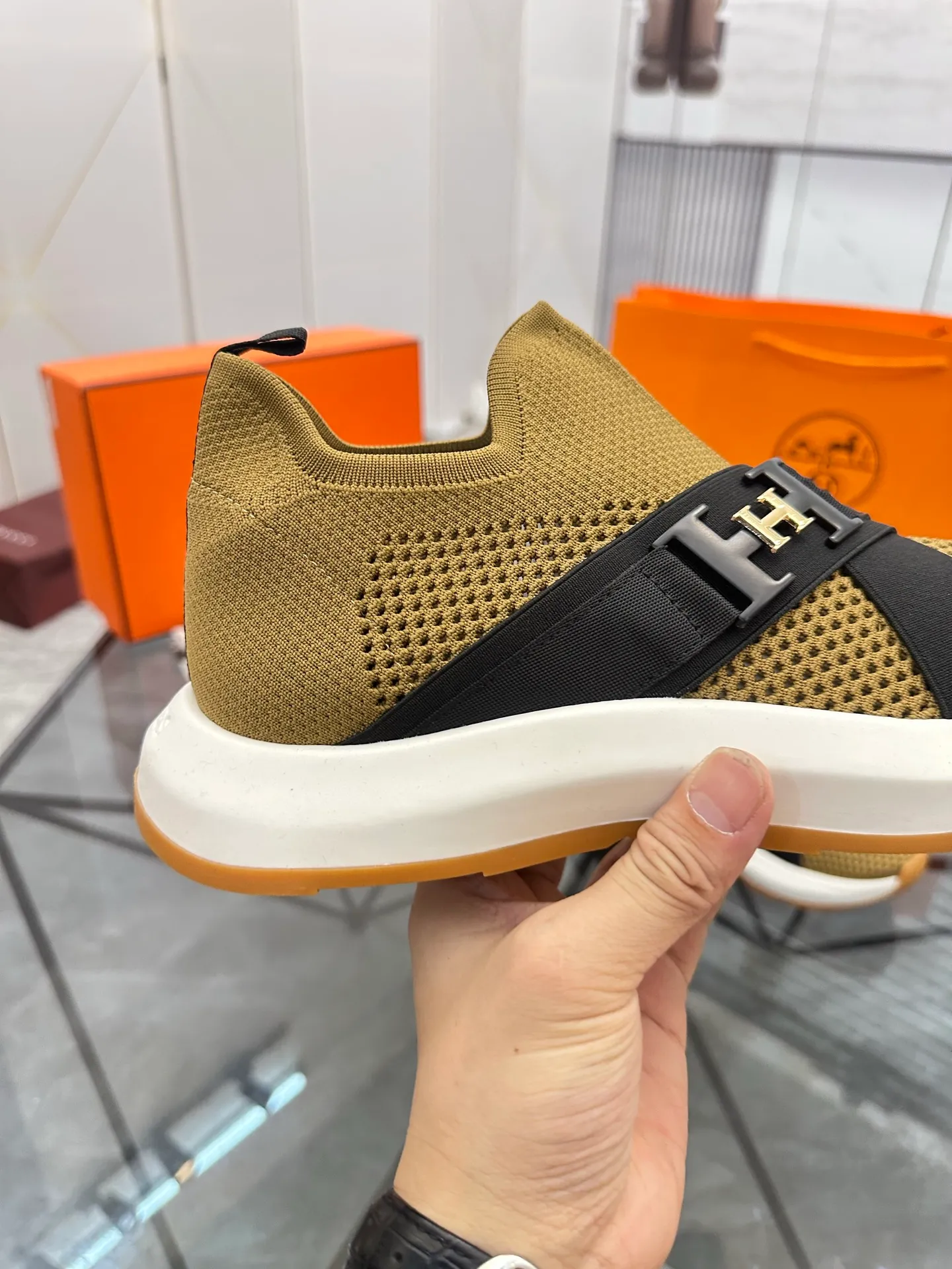 Selling men's shoes 💰: 💰P600¥ High-end top quality Product trademark: Hermes * "Hermès*" low-cut casual shoes Regular size: 38-45 (can be customized to 46) Product materials: upper imported from the counter original fly weave, breathable lining, cowhide foot pads, original outsole. No.: 001
